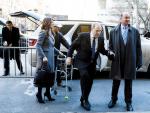 El exproductor de cine Harvey Weinstein, a su llegada a la Corte Suprema de Nueva York, acompa&ntilde;ado de sus abogados.