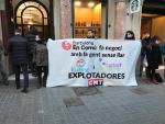 Protesta de trabajadores sociales contra la alcaldesa de Barcelona, Ada Colau, a las puertas del Col&middot;legi de Periodistes de Catalunya.