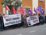 Protesta de UGT y CCOO ante la Delegaci&oacute;n de Educaci&oacute;n por los comedores escolares