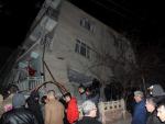 Imagen de un edificio destruido tras el terremoto de magnitud 6,5 en Turqu&iacute;a.
