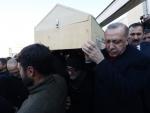 El presidente turco, Recep Tayyip Erdogan, carga con el ata&uacute;d de un fallecido en el se&iacute;smo de Elazig.