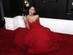 La cantante canadiense Jessie Reyez posa, sacando la lengua, sobre la alfombra roja de los Premios Grammy 2020.