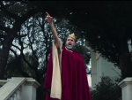 Eric Cantona, vestido como un rey, en el videoclip de Gallagher.