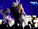 La cantante estadounidense Jennifer Lopez baila con el colombiano J Balvin, durante el espect&aacute;culo de medio tiempo de la LIV Super Bowl, en el estadio Hard Rock de Miami Gardens, Florida (EE UU).