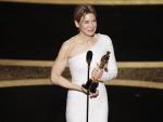 Renee Zelllweger recibe el Oscar a mejor actriz por su interpretaci&oacute;n en 'Judy', durante la gala de la 92&ordf; edici&oacute;n de los galardones de la Academia estadounidense.