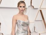 Scarlett Johansson hila fino con su vestido en los Oscar 2020