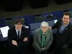 Carles Puigdemont, Clara Ponsat&iacute; y Toni Com&iacute;n en la Euroc&aacute;mara.