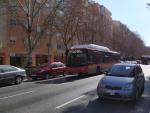 Un autob&uacute;s de la l&iacute;nea 27 circula por la avenida de las Ciencias, en Sevilla Este.