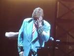 Elton John, llorando en un concierto en Nueva Zelanda.