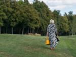 Una mujer pasea por una zona verde pr&oacute;xima a su hogar.