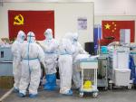 Personal m&eacute;dico con trajes protectores, en un hospital de Wuhan (China) con pacientes afectados por el coronavirus COVID-19.