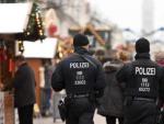 Agentes de la polic&iacute;a alemana patrullan una calle.