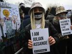 Manifestantes en apoyo de Julian Assange frente a un tribunal en Londres