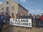 Concentraci&oacute;n de trabajadores de Vulcano frente al edificio de sesiones donde se celebra la reuni&oacute;n del Consejo de Administraci&oacute;n del Puerto de Vigo.