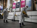 Trabajadores sanitarios desinfectan una estaci&oacute;n de metro en Se&uacute;l.