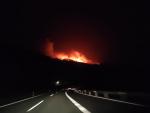Imagen del fuego en la localidad de Carraluz, concejo de Lena.