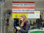 Una mujer pasea junto a una Oficina de Empleo de Madrid (Espa&ntilde;a), a 10 de febrero de 2020.