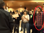 Pablo Iglesias, durante el escrache a Rosa D&iacute;ez