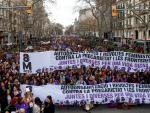 Miles de personas se manifiestan en Barcelona convocadas por los colectivos feministas este 8 de marzo.