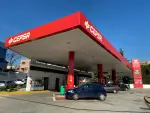 Gasolinera Cepsa desde el exterior, donde pueden verse algunos veh&iacute;culos repostando combustible, en Madrid a 9 de enero de 2020