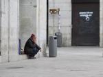Una persona sin hogar, en Madrid, en el tercer d&iacute;a del estado de alarma por el coronavirus.