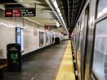 Una estaci&oacute;n del metro de Nueva York, vac&iacute;a tras las medidas adoptadas por la ciudad para contener el coronavirus.