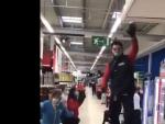 Trabajadores bailan 'Resistir&eacute;' en un supermercado.