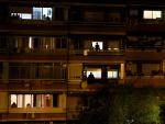 Vecinos de Vallecas, en Madrid, aplauden desde las ventanas de sus viviendas a sanitarios y profesionales de servicios b&aacute;sicos.