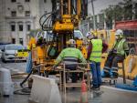 Varios obreros trabajan remodelando una calle durante el tercer d&iacute;a laborable del estado de alarma por coronavirus, en Barcelona/Catalunya (Espa&ntilde;a) a 18 de marzo de 2020.