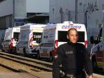 Ambulancias en la estaci&oacute;n de Nantes, Francia, preparadas para recibir enfermos de coronavirus COVID-19 procedentes de Estrasburgo.