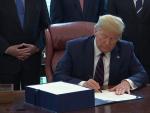 Trump firma el hist&oacute;rico paquete de ayuda econ&oacute;mica