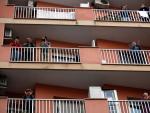 Vecinos de L'Hospitalet de Llobregat salen a sus balcones a aplaudir.