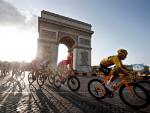 Los corredores pasan junto al Arco del Triunfo, en Par&iacute;s, durante la &uacute;ltima etapa del Tour de Francia, el 28 de julio de 2019.