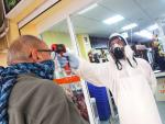 Un empleado de un supermercado de la zona de La Mata de Torrevieja toma la temperatura a sus clientes para prevenir que gente infectada acceda a la tienda y pueda contaminar productos y clientela.