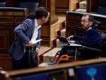 El vicepresidente segundo del Gobierno, Pablo Iglesias, conversa con el portavoz de Unidas Podemos en el Congreso, Pablo Echenique, durante el pleno sobre la nueva pr&oacute;rroga del estado de alarma por el coronavirus.