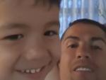 Cristiano Ronaldo junto a uno de sus hijos.