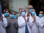 Aplauso de sanitarios a las puertas del hospital Cl&iacute;nic de Barcelona el 6 de abril de 2020.