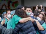 Sanitarios del Hospital Severo Ochoa de Legan&eacute;s se abrazan durante el homenaje al enfermero de quir&oacute;fano de 57 a&ntilde;os fallecido por Covid-19, en Legan&eacute;s/Madrid (Espa&ntilde;a) a 13 de abril de 2020. (archivo)