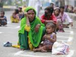 Personas sin hogar de Bangladesh esperan en fila para recibir ayuda durante el cierre nacional impuesto como medida para prevenir la propagaci&oacute;n del coronavirus.