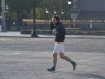 Un 'runner' practicando su deporte por una calle de Par&iacute;s.