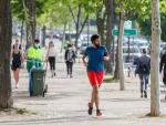 Un hombre corriendo durante el primer d&iacute;a en el que los espa&ntilde;oles pueden pasear y hacer ejercicio.