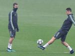 Cristiano Ronaldo toca un bal&oacute;n en un entrenamiento.