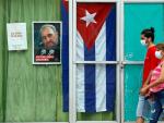 Dos personas con mascarillas por la pandemia del coronavirus, en La Habana, Cuba.