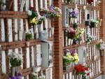 Las flores decoran las l&aacute;pidas de muchos nichos en el cementerio de la Almudena, en Madrid, uno de los camposantos donde han sido enterrados los muertos por coronavirus.