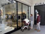 Dos clientes aguardan ante una de las tiendas de Zara que ha abierto sus puertas en Santiago de Compostela, este jueves.
