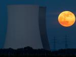 La 'Superluna de mayo' ilumina las torres de refrigeraci&oacute;n de la central nuclear de Philippsburg (Alemania).