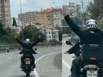 Madonna se pasea en moto por Lisboa.