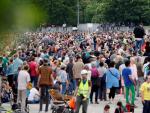 Manifestantes en Stuttgart protestan contra las restricciones impuestas en Alemania por la crisis del coronavirus.