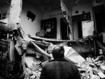Un hombre observa su casa destruida en el barrio de Aleppo (Siria) en enero de 2013.