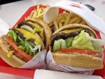 Imagen de dos hamburguesas para retratar con facilidad el exceso de grasas saturadas en la comida basura.